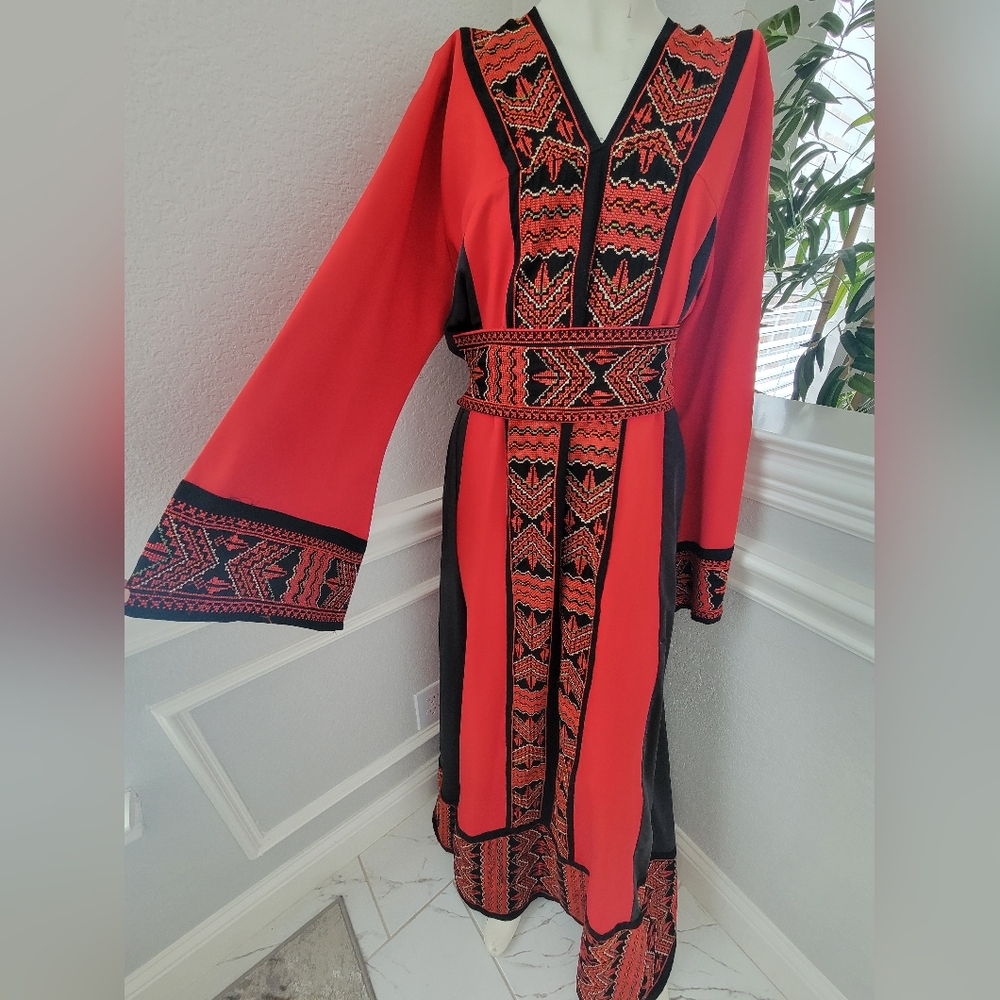 Embroidered thoub